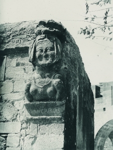 Photo de la statue de Dame Carcas prise par l'abbé Verguet en 1899 avant destruction de la porte