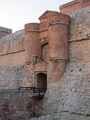 Châtelet d'entrée de la forteresse de Salses