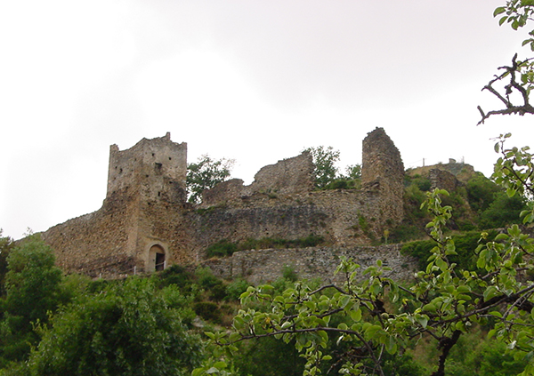 Vue générale du château de Lordat dans la haute vallée de l'Ariège