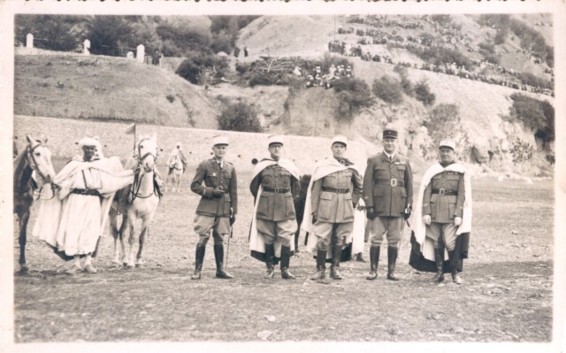 Le sous-lieutenant Jean Vaugien (le 2e en partant de la gauche) et son père le capitaine Charles Vaugien (le 5e) à Bou Zineb, près d'Aknoul (région de Taza) en 1939. Jean Vaugien, chef de poste de Bou Zineb était alors sous l'autorité de son père Charles, chef de bureau des affaires indigènes du cercle du haut M'Soun.