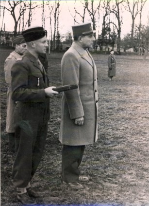 Le capitaine Jean Vaugien (à gauche), aide de camp du général de Lattre de Tassigny, chef de la 1ère armée française (à droite). (Remise de décorations à la 1ère Division de la France Libre, Luxeuil, décembre 1944).