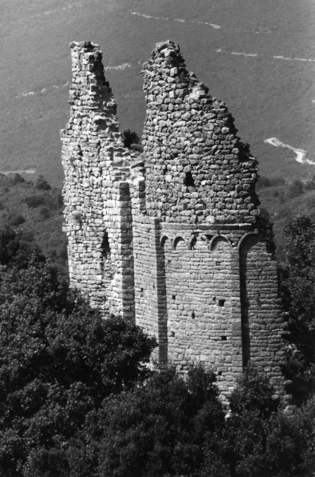 Ruines de l'église Saint-Martin de Molhet. Photo: Annick Oliveras pour Vilatges al país.