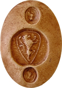 Contre sceau de Simon, 1211. 75 mm. L’écu au lion est encadré par deux intailles antiques, l'une figurant un lion, l'autre une lionne  (Moulage : D 708 bis et ter) 